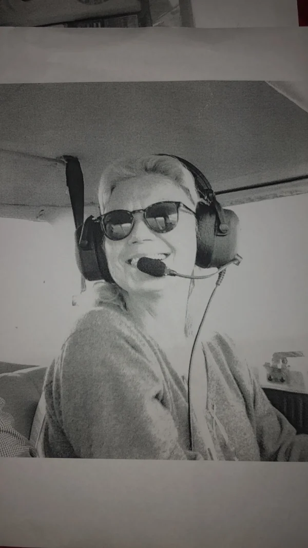 Dr. med. Irene Hufnagel mit Pilotenheadset im Cockpit